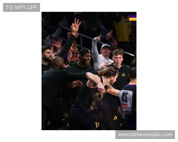 詹姆斯领衔湖人迎战勇士，新赛季西部竞争愈发激烈球迷期待精彩对决